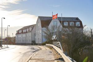 un edificio con una bandera canadiense encima en Zleep Hotel Køge en Køge