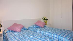 Dos camas una al lado de la otra en una habitación. en Rosa dei Venti, en Lignano Sabbiadoro