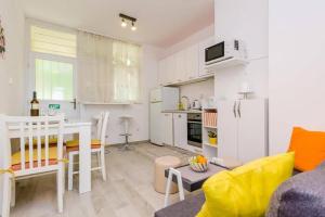 uma sala de estar com um sofá e uma cozinha em Dubrovnik: Apartment Quiet Corner em Dubrovnik