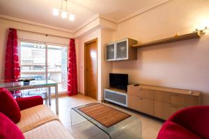 Telewizja i/lub zestaw kina domowego w obiekcie Apartamentos Be Suites Primera Linea