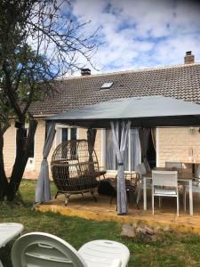 un patio con una sombrilla azul en una terraza en Villa de 4 chambres avec piscine privee jardin clos et wifi a Saint Martin Longueau en Saint-Martin-Longueau