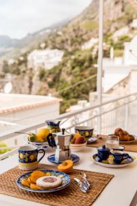 プライアーノにあるCasa Sea la Vieのテーブル(食べ物、コーヒーの盛り合わせ付)