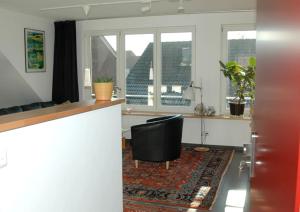 a bar with a black chair in a living room at Ole & Trude in Kiel