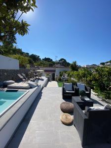 patio con sedie e piscina di CASA MASGABA a Capri
