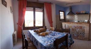 uma mesa de jantar com uma toalha de mesa azul e branca em Apartamentos rurales La posada de Donato em Nuévalos