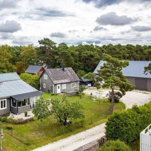 een luchtzicht op een huis en een tuin bij Gotland, Hästgård i Stånga in Stånga