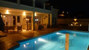 ein Schwimmbad vor einem Haus in der Nacht in der Unterkunft Villa Juliana in Adeje