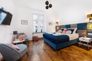 une chambre avec un lit, un canapé et une chaise dans l'établissement Luxury SPA Apartment Old Town Krakow, à Cracovie
