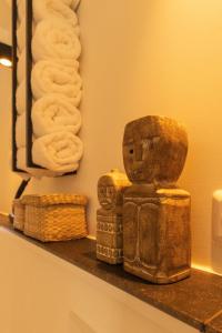 a shelf with towels and a statue on it at Authentiek vakantiehuisje in Terneuzen