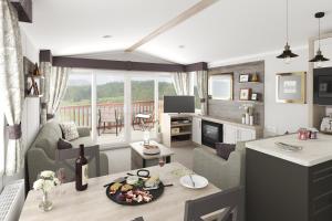 eine Küche und ein Wohnzimmer mit einem Tisch und einem Wohnzimmer in der Unterkunft Cardigan Bay Holiday Park in Cardigan
