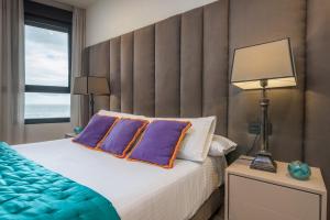 Tempat tidur dalam kamar di iloftmalaga Malagueta Premium