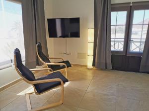 TV a/nebo společenská místnost v ubytování Apartamentos Anjomacar B