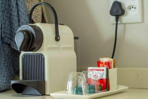 einem Toaster auf einer Theke neben in der Unterkunft C'estÇa Cottage Modern Luxurious Sounds of the Sea in Hermanus