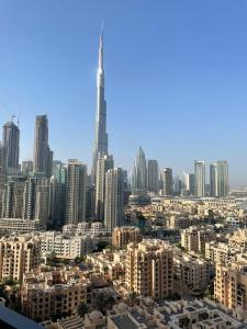 - une vue sur les toits de la ville avec la flèche dans l'établissement Nasma Luxury Stays - Bellevue Tower 1, à Dubaï