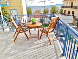 2 sillas y una mesa en el balcón en Lovely Rooms Finikounda, en Finikounta