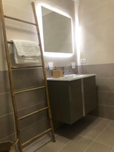 - Escalera en el baño con lavabo y espejo en VCH Vatican Charming House, en Roma
