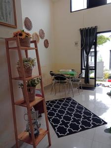 - un salon avec une étagère et une table dans l'établissement Villa Seruni Bandungan, à Bandungan