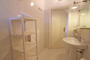 A bathroom at Casa Cabernet Torre Santo Stefano Még 34 kép