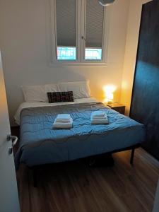 - une chambre avec un lit et 2 serviettes dans l'établissement Bologna House Fiera, à Bologne