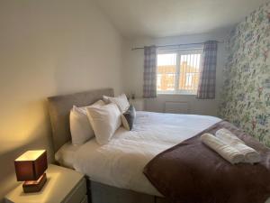 a small bedroom with a bed and a window at Recently Furnished Stylish 3 Bed House by Town and Beach in Blythe