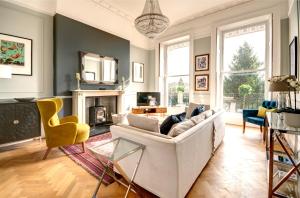 - un salon avec un canapé et une cheminée dans l'établissement 16 Lansdown Flat 3 - By Luxury Apartments, à Cheltenham
