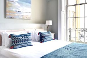 En eller flere senge i et værelse på 16 Lansdown Flat 3 - By Luxury Apartments