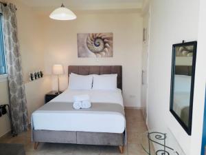 Postel nebo postele na pokoji v ubytování Lovely Rooms Finikounda