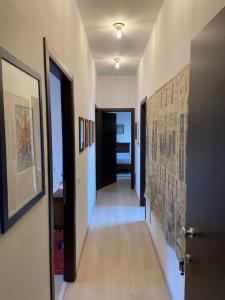 un pasillo con pinturas en las paredes de una habitación en Barolo Apartments, en Barolo