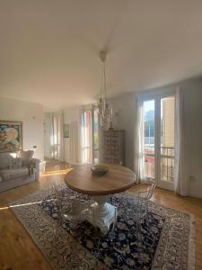 a living room with a table and chairs in it at CASA SANDRA in Crema