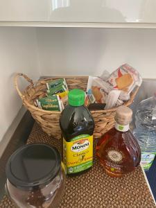 una mensola con un cesto di cibo e una bottiglia di miele di CASA SANDRA a Crema