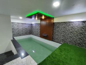 Bazén v ubytování Hotel Jurkis, Kolhapur nebo v jeho okolí