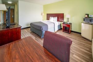 מיטה או מיטות בחדר ב-Rodeway Inn Central Colorado Springs