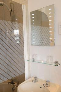 un baño con lavabo y espejo en Skiddaw Grove, en Keswick