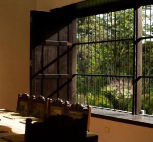 ロス・サントスにあるHotel Hacienda El Robleの外の庭園を望む窓