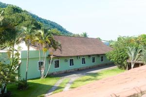 un edificio con palme di fronte ad esso di Hotel Luma a Itaguaí