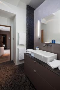 een badkamer met een wastafel en een grote spiegel bij B&B De Lievde in Lievegem
