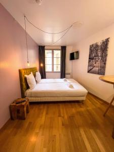 una camera con letto e finestra di 301 - Studio tout confort au cœur de Paris 5 a Parigi