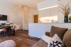 uma sala de estar e cozinha com um sofá e uma mesa em Haus-El-Mar-Wohnung-H-Beachlove em Grossenbrode