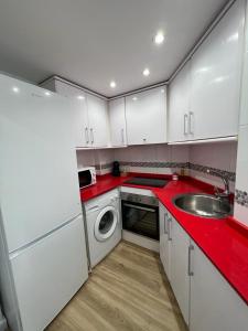a kitchen with a sink and a washing machine at Apartamento Esperanza by Altea Blanca Apartamentos Turísticos in Altea
