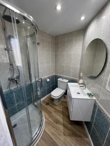 y baño con ducha, aseo y lavamanos. en Apartamento Esperanza by Altea Blanca Apartamentos Turísticos en Altea