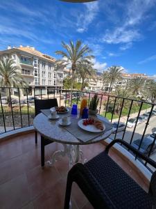 un tavolo con cibo in cima a un balcone di Apartamento Esperanza by Altea Blanca Apartamentos Turísticos ad Altea