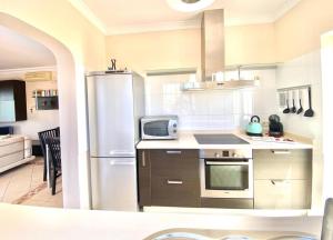 Kuchyň nebo kuchyňský kout v ubytování Villa Ágatha, vacaciones en familia en Lanzarote