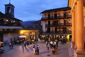 Un gruppo di persone che camminano per strada in una citta' di Albergo Miniere a Traversella