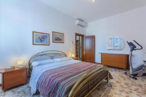 - une chambre avec un lit, un bureau et une chaise dans l'établissement a 500 mt dalla Certosa Apartment, à Bologne