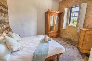 una camera con un letto, un comò e una finestra di Lank-gewag Farm Cottage with private hottub a Montagu