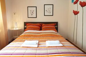 een bed met twee kussens in een slaapkamer bij House with Yard by the Hill in Athene