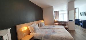 - une chambre avec un grand lit et un mur noir dans l'établissement Hotel Bor Scheveningen, à Scheveningen