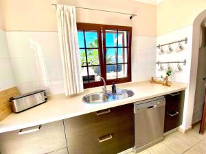 Kuchyň nebo kuchyňský kout v ubytování Villa Ágatha, vacaciones en familia en Lanzarote