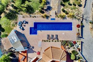una vista aérea de una piscina en un patio trasero en Good Life Villa with Private Pool & Fruit garden, en Loulé