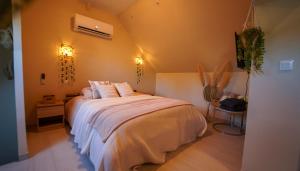 ein Schlafzimmer mit einem großen Bett in einem Zimmer in der Unterkunft Escapade amoureuse - Jaccuzi et Sauna PRIVÉ in Fontenoy